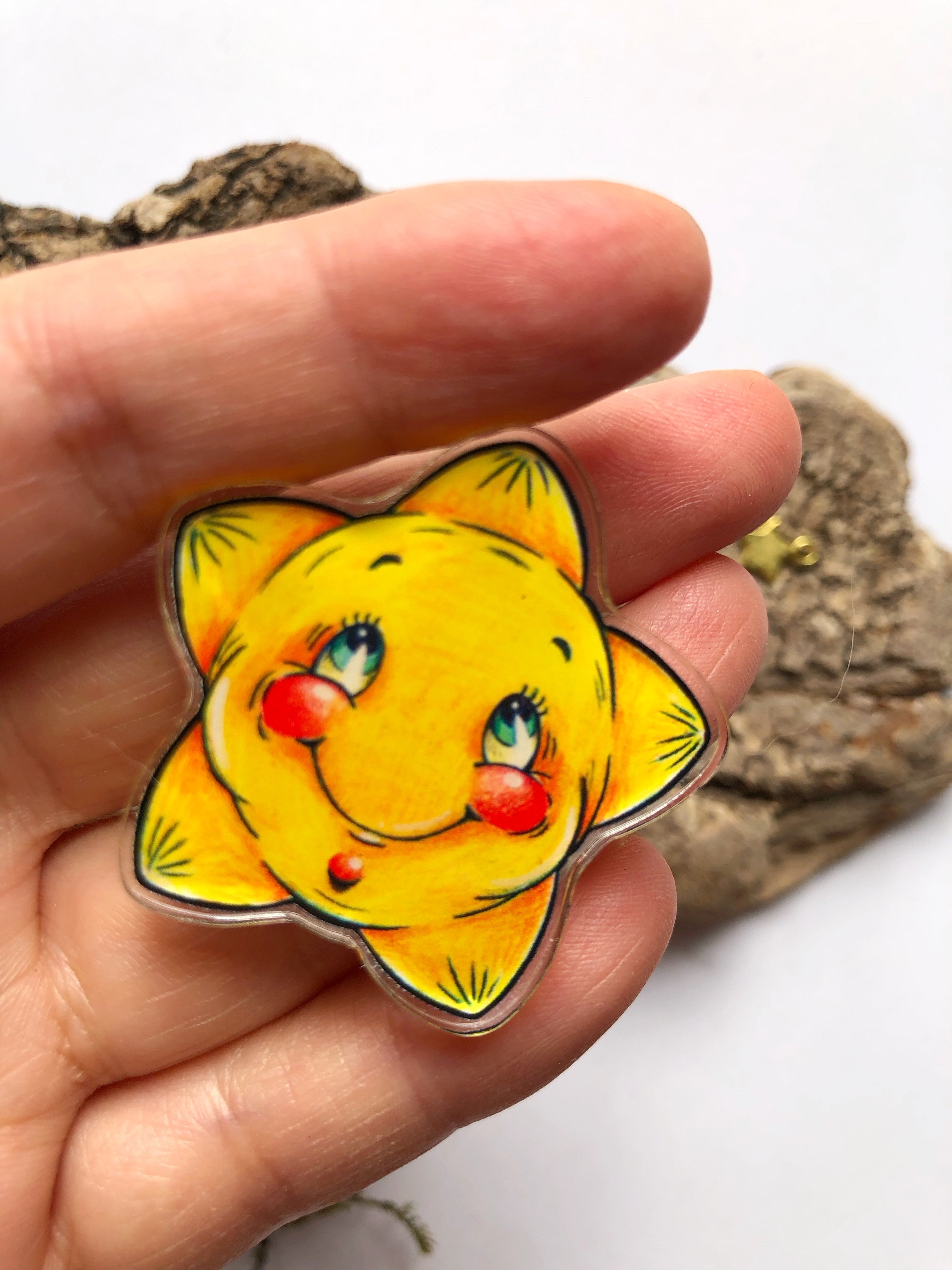 Pin y llavero de acrílico "estrella tímida"