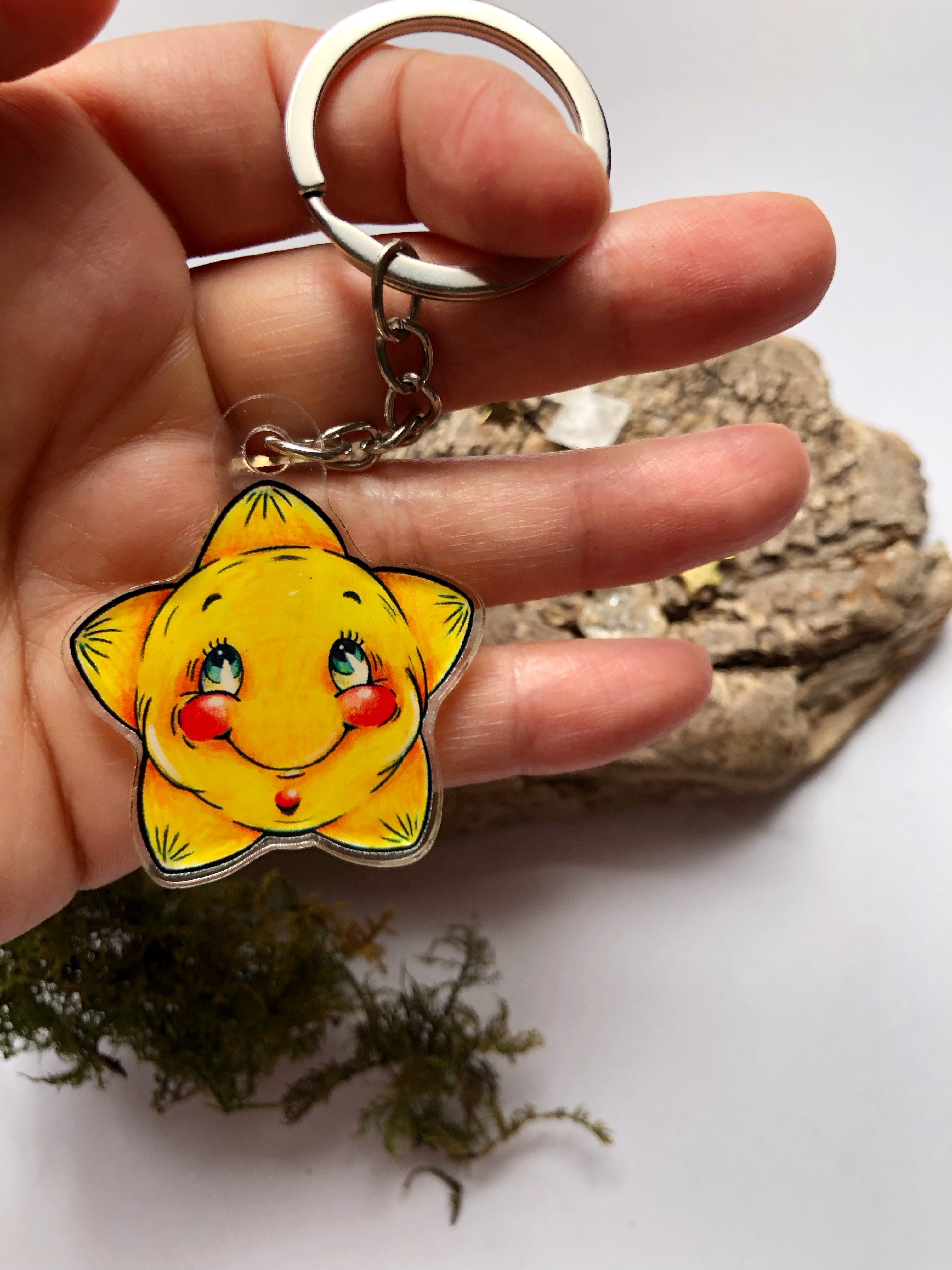 Pin y llavero de acrílico "estrella tímida"