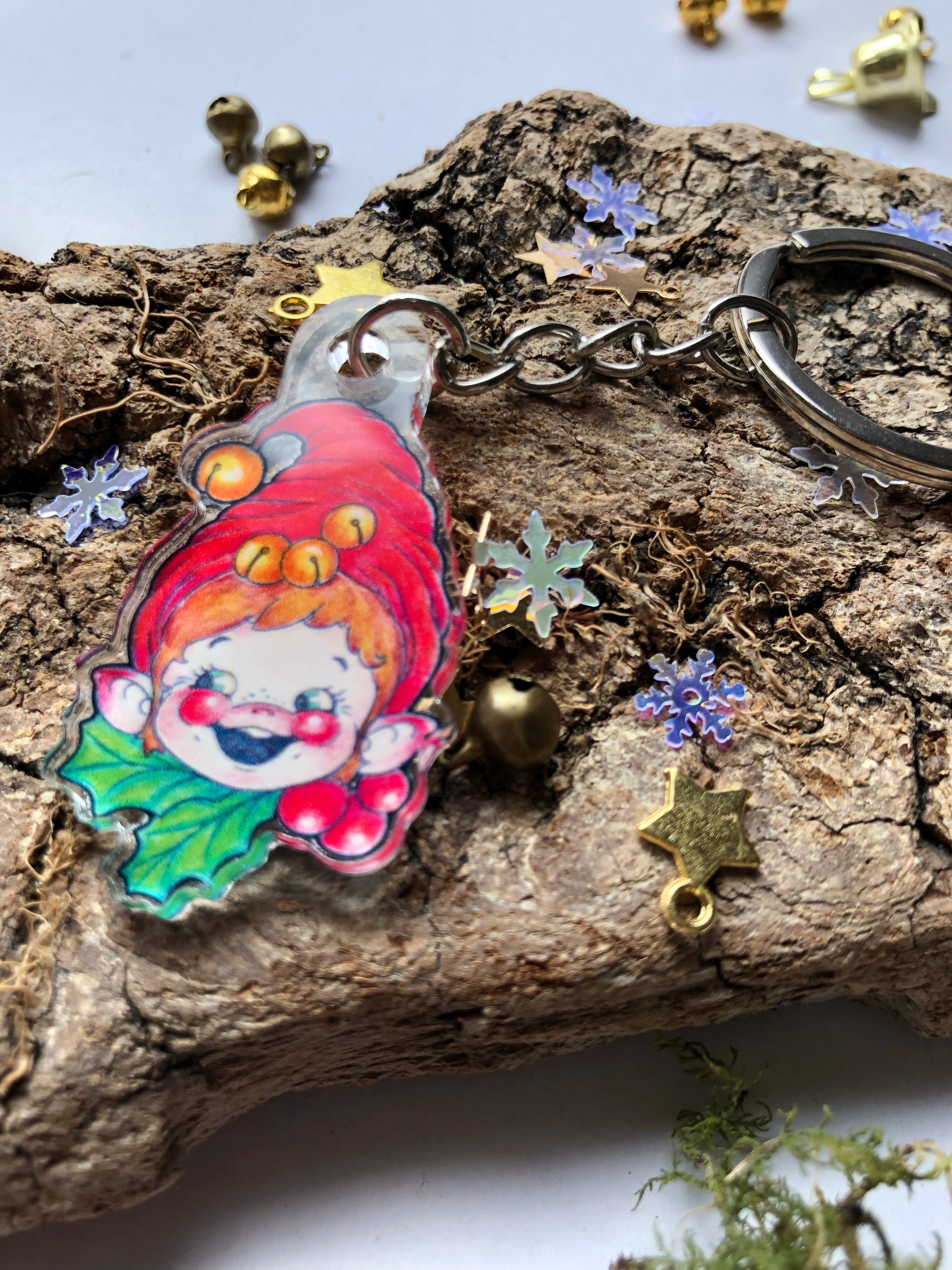 Pin y llavero de acrílico "duende con cascabeles"