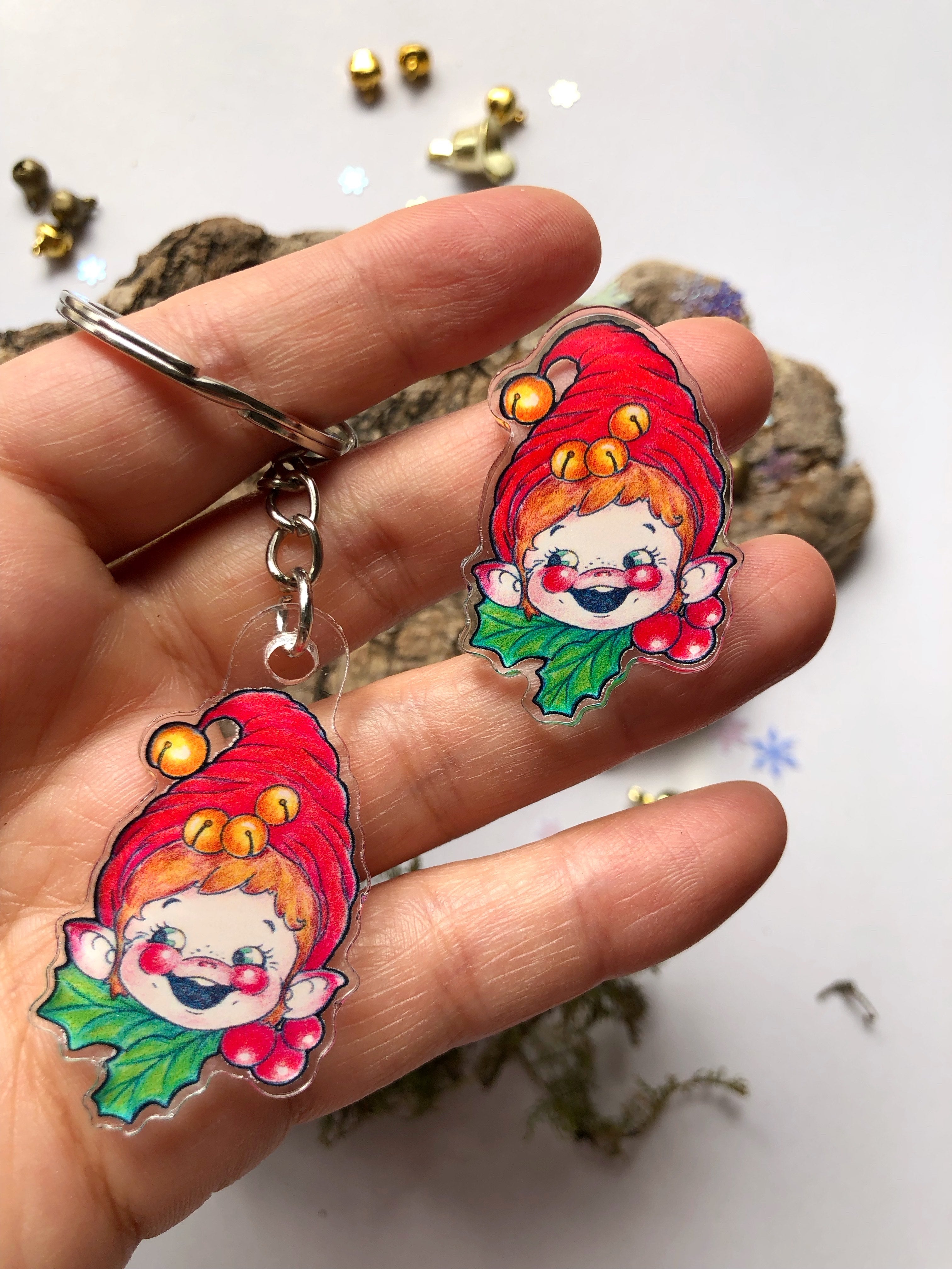 Pin y llavero de acrílico "duende con cascabeles"