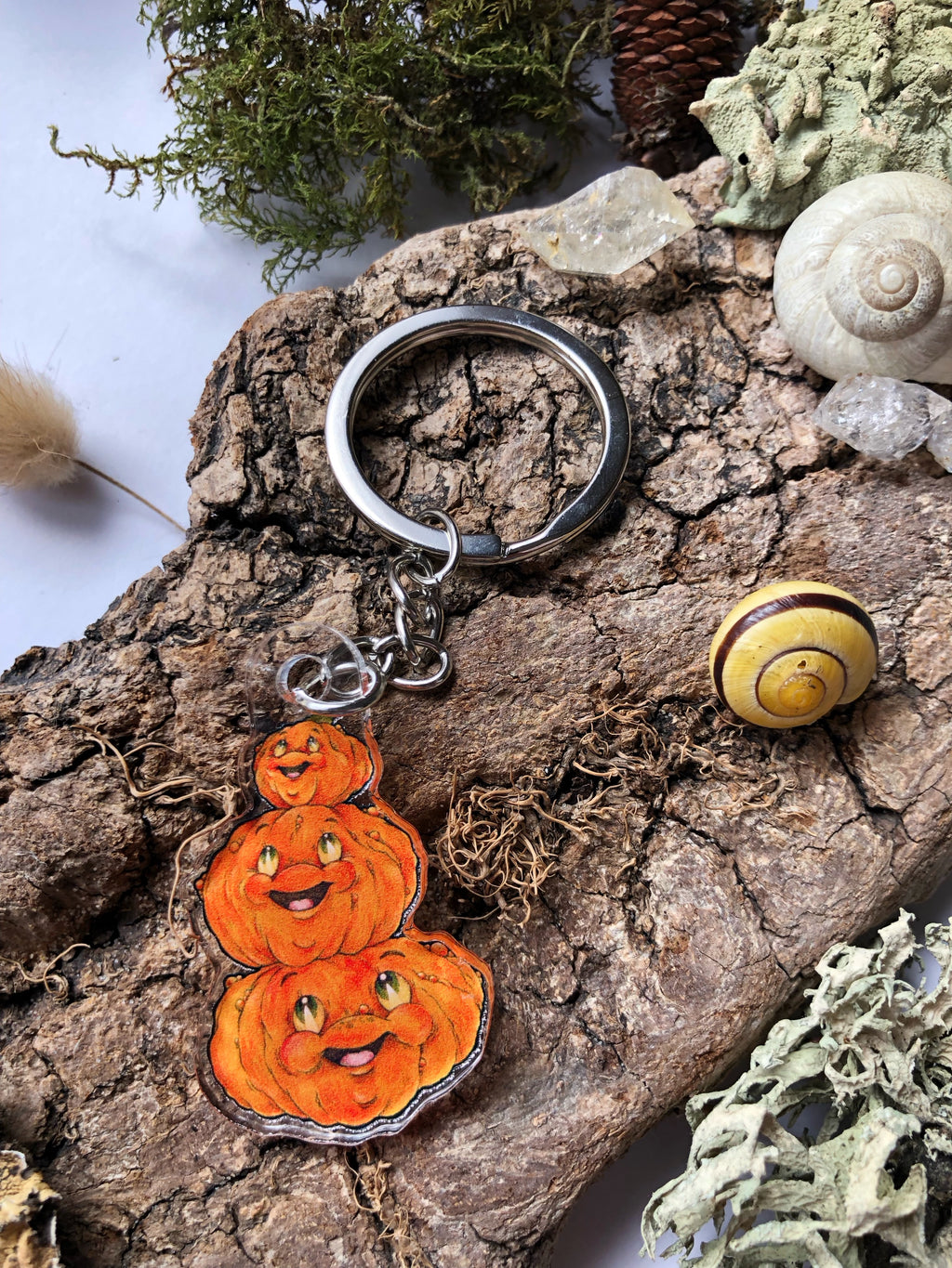 Pin y llavero de acrílico "tres calabazas"
