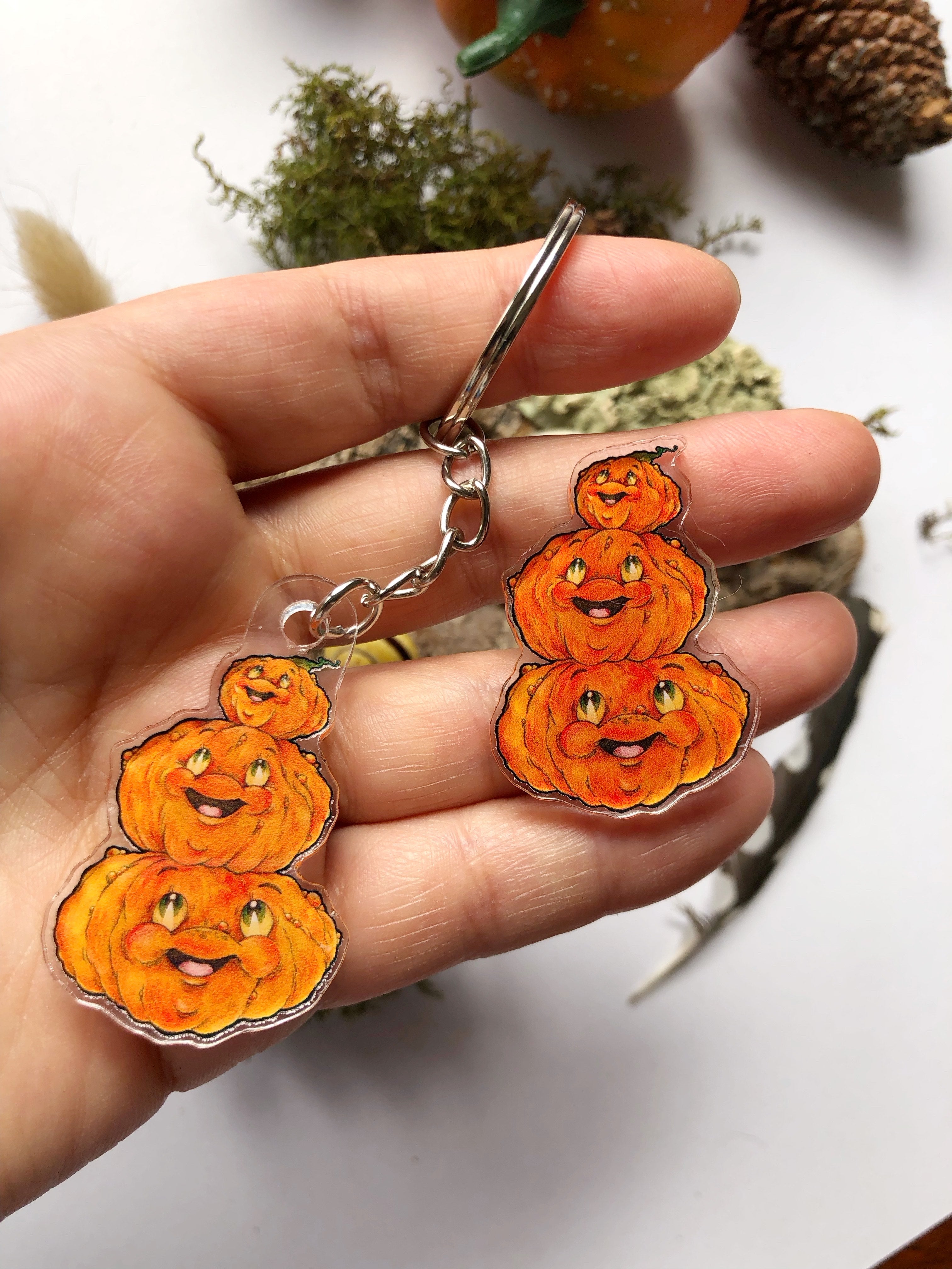 Pin y llavero de acrílico "tres calabazas"
