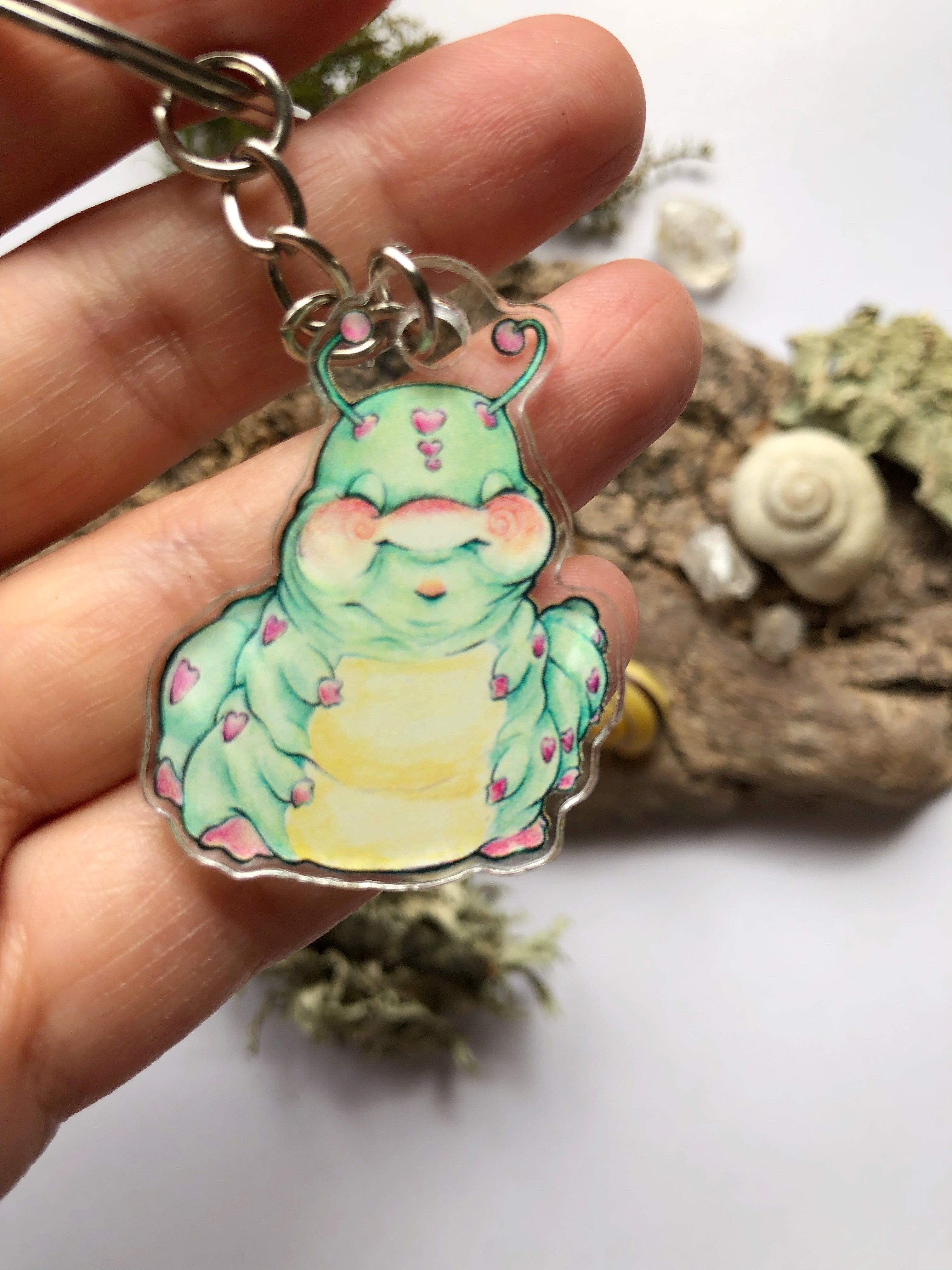 Pin y llavero de acrílico "oruga"