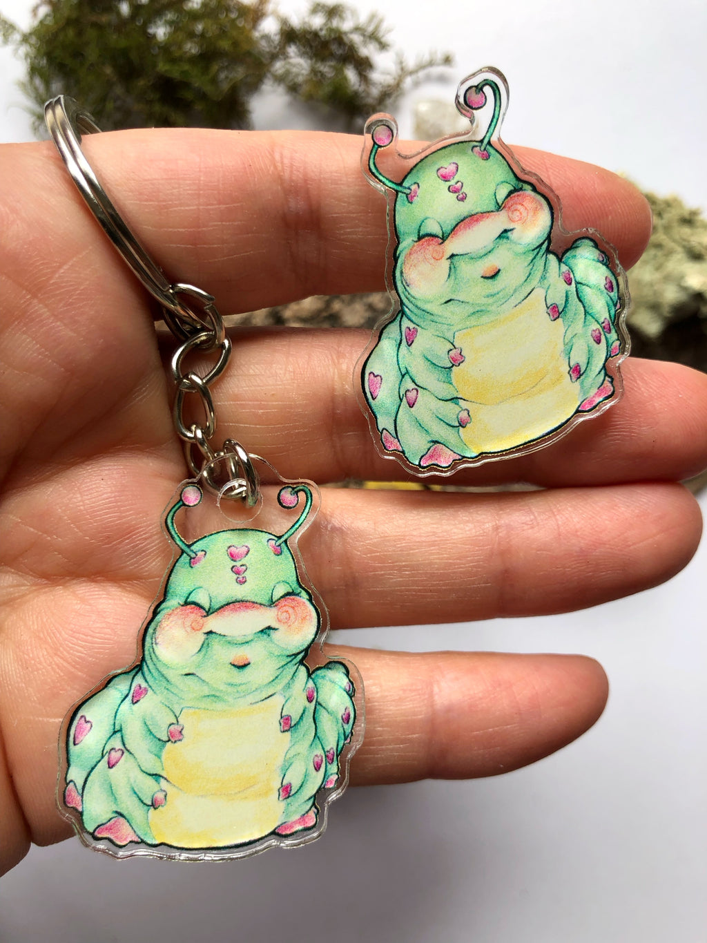 Pin y llavero de acrílico "oruga"